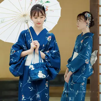 Халат-кимоно улучшенного стиля с великолепным рисунком от руки, переплетенными ветвями и портретом клена, любующегося ветром.