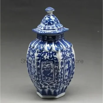 Китайская сине-белая фарфоровая ваза с драконом марки qianlong