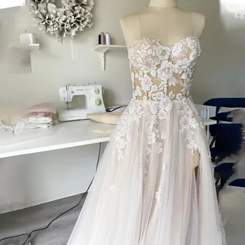 Современные свадебные платья трапециевидной формы без бретелек с 3D цветочной кружевной аппликацией в стиле Бохо с разрезом сбоку, сшитые на заказ в 2023 году Rode De Morrie