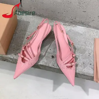 Розовая женская обувь из лакированной кожи на высоком каблуке Модные, пикантные Летние туфли-лодочки на шпильке с металлическими пряжками и острым носком